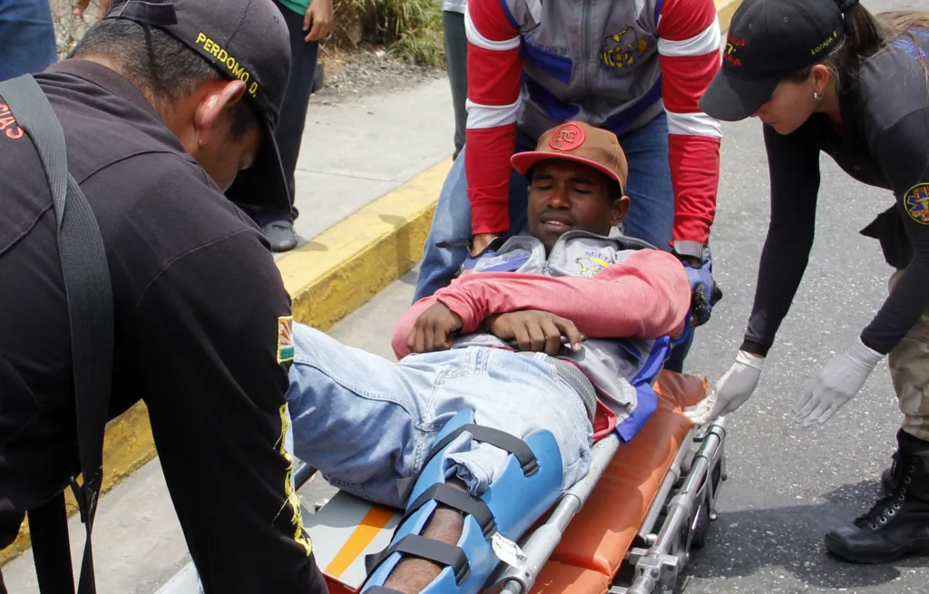 Tener conocimientos de primeros auxilios es clave para que una persona ayude, estabilice o incluso salve la vida de otra en una situación de peligro o desastre. Sin embargo, Roberto Díaz, técnico en emergencias médicas y socorrista de la Cruz Roja, considera que menos del 10% de la población en Barquisimeto posee los conocimientos necesarios para actuar en emergencias. Insiste en que es necesario incluir los primeros auxilios en la enseñanza permanente de los centros educativos y laborales.