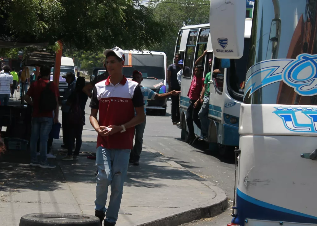 La tarifa mínima de Bs. 23 y máxima de Bs. 25 para el pasaje urbano y la mínima de Bs. 23 y máxima de Bs. 50 para rutas suburbanas, publicada en Gaceta Oficial 43.114 y que se aplica desde este 28 de abril generó el pronunciamiento del sindicato bolivariano automotor