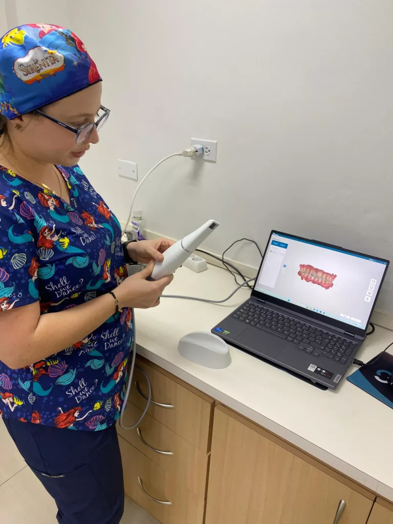 Al igual que las actualizaciones de las profesiones y de la tecnología que se registran a diario, el mundo de la ortodoncia no se queda atrás con una propuesta de tratamiento dental no invasivo con mayor efectividad, pero con un costo superior al tratamiento convencional.