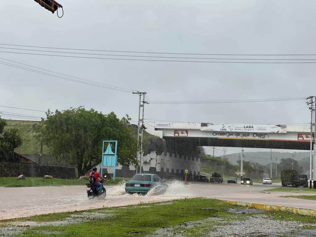 En un comunicado emitido por Luis Mujica director regional de Protección Civil y Administración de Desastres del estado Lara (PC), sobre las lluvias ocurridas en el estado la mañana de este domingo 18 de Mayo, informó que fueron precipitaciones de intensidad variable, trayendo como consecuencia el aumento del caudal de algunas quebradas y saturación del sistema de drenaje de algunos sectores de la ciudad de Barquisimeto y Cabudare.