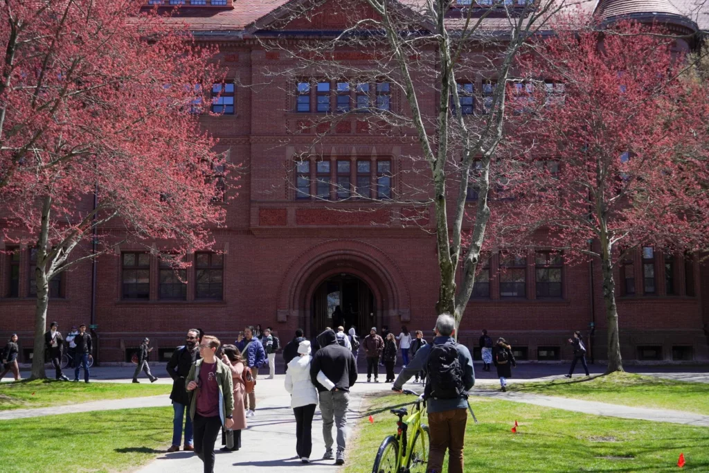 Este jueves 22 de mayo, la administración Trump ha revocado la autoridad de la Universidad de Harvard para inscribir estudiantes internacionales, una medida que intensifica la confrontación entre la prestigiosa institución de la Ivy League y las demandas políticas del gobierno. Esta decisión, anunciada por el Departamento de Seguridad Nacional (DHS), prohíbe a Harvard matricular nuevos estudiantes extranjeros y exige a los actuales transferirse o enfrentar la pérdida de su estatus legal en EE. UU.