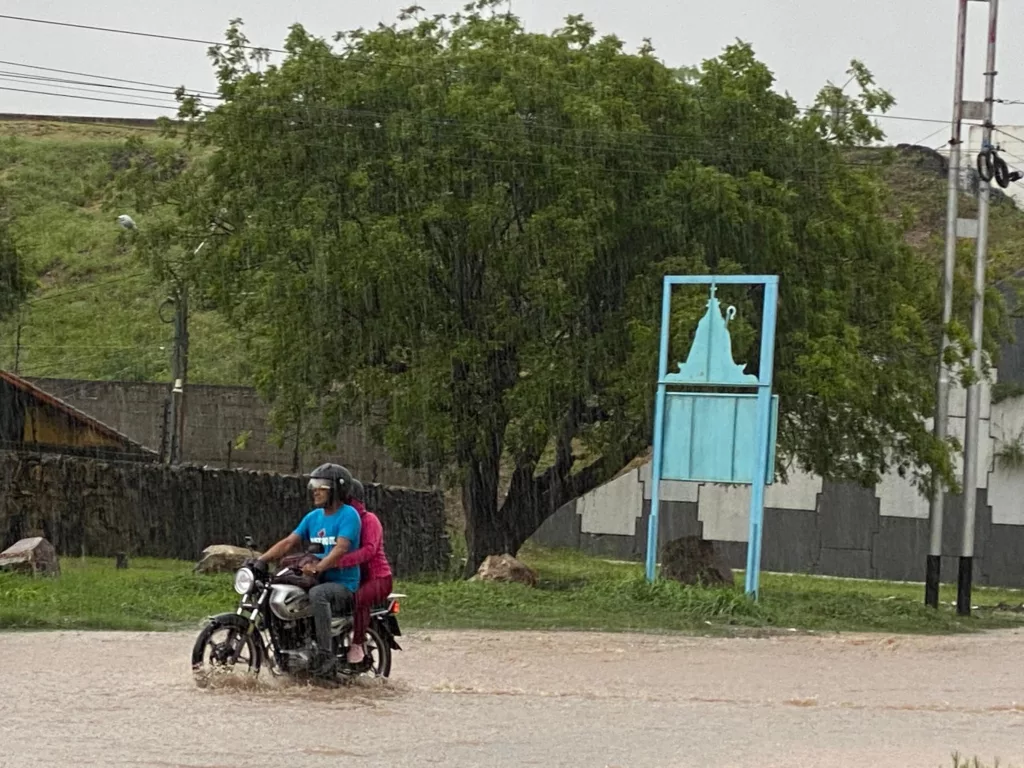 En un comunicado emitido por Luis Mujica director regional de Protección Civil y Administración de Desastres del estado Lara (PC), sobre las lluvias ocurridas en el estado la mañana de este domingo 18 de Mayo, informó que fueron precipitaciones de intensidad variable, trayendo como consecuencia el aumento del caudal de algunas quebradas y saturación del sistema de drenaje de algunos sectores de la ciudad de Barquisimeto y Cabudare.