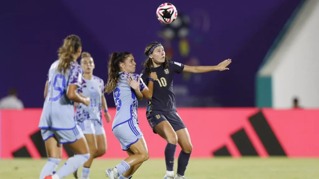 La Federación Inglesa de Fútbol (FA) anuncio este jueves una nueva política que excluye a las mujeres transgénero de participar en el fútbol femenino a nivel competitivo. Esta decisión, que entrará en vigor a partir del 1 de junio de 2025, ha generado un intenso debate entre defensores de la inclusión y aquellos que abogan por la equidad competitiva.