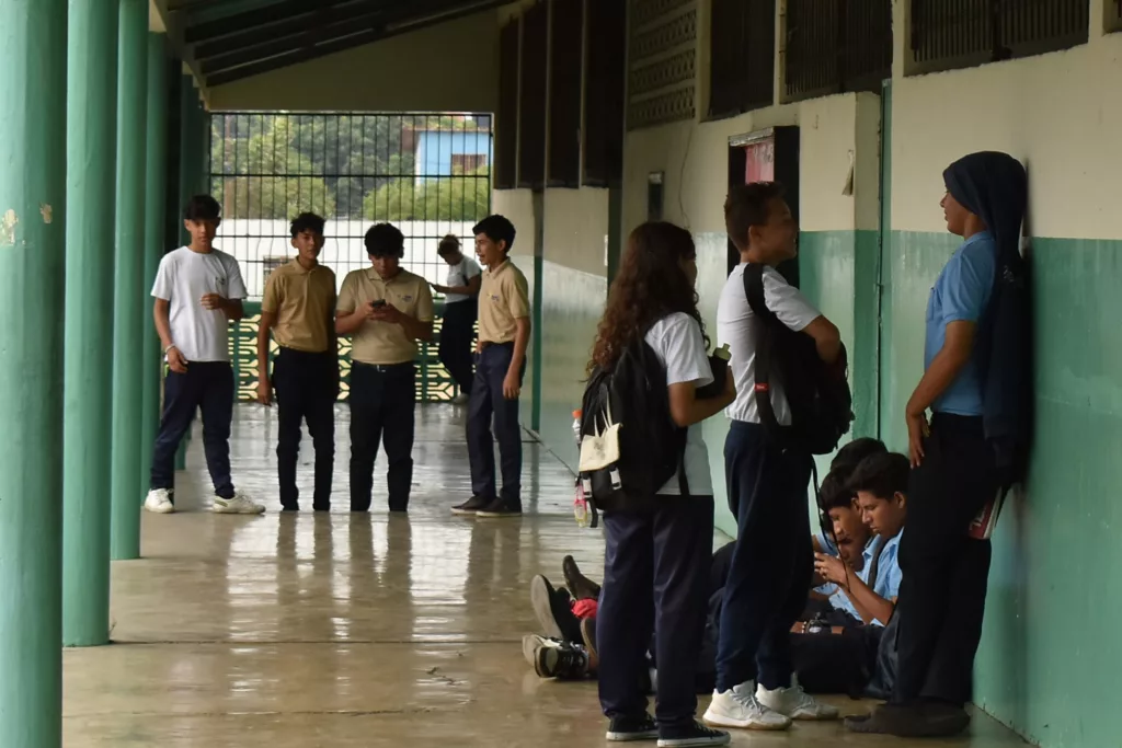 La violencia del acoso escolar deja heridas profundas en la niñez, ya que afecta la salud mental y emocional, causa baja autoestima y conlleva a crecer como un adulto dependiente e inseguro en lo sentimental o laboral.