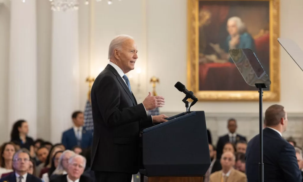 El expresidente de los Estados Unidos, Joe Biden, ha sido diagnosticado con una forma agresiva de cáncer de próstata, según un comunicado emitido este domingo 18 de mayo por su oficina. El diagnóstico revela que el cáncer se ha extendido a los huesos, generando preocupación sobre su salud.