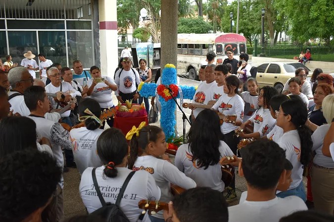 Celebran todos en honor a una cruz vestida de colores y con ofrendas que agradecen la bonanza.