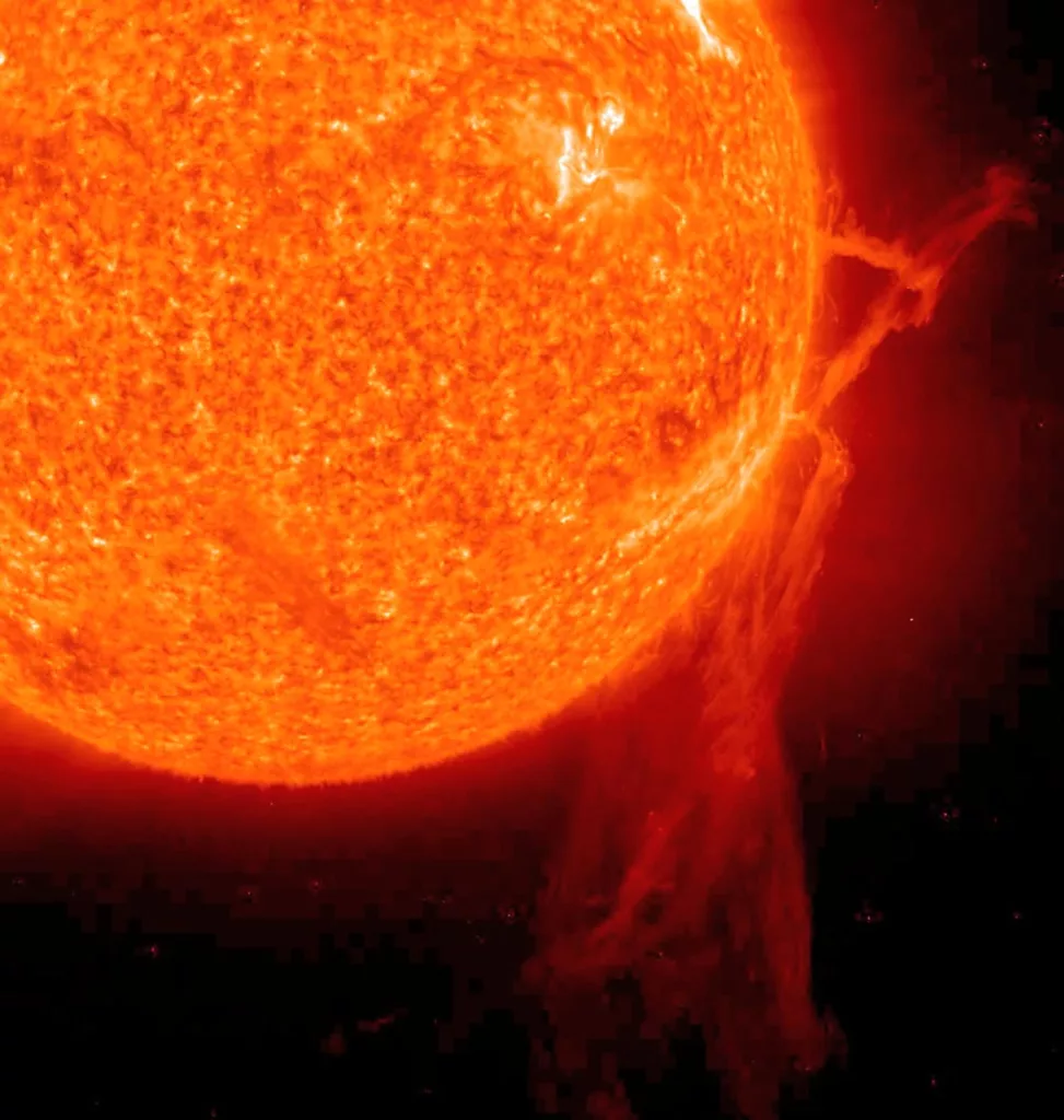 NASA alerta que la actividad solar actual podría afectar el internet y la energía