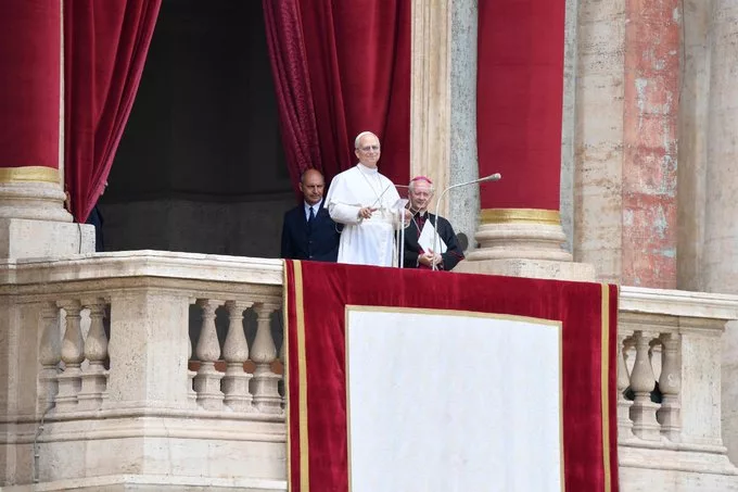 Papa León XIV reza el Regina Coeli desde el balcón de la Basílica de San Pedro
