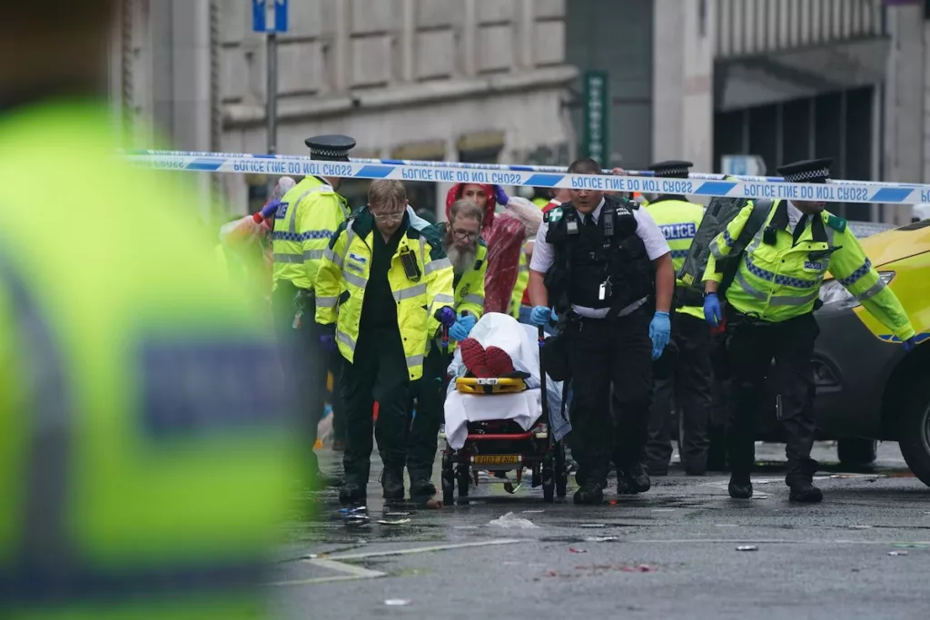 Un carro atropelló este lunes 26 de mayo a varios peatones en Liverpool, en el norte de Inglaterra, dejando al menos 17 personas heridas, durante el desfile de la victoria del club de fútbol Liverpool FC, informó la policía.