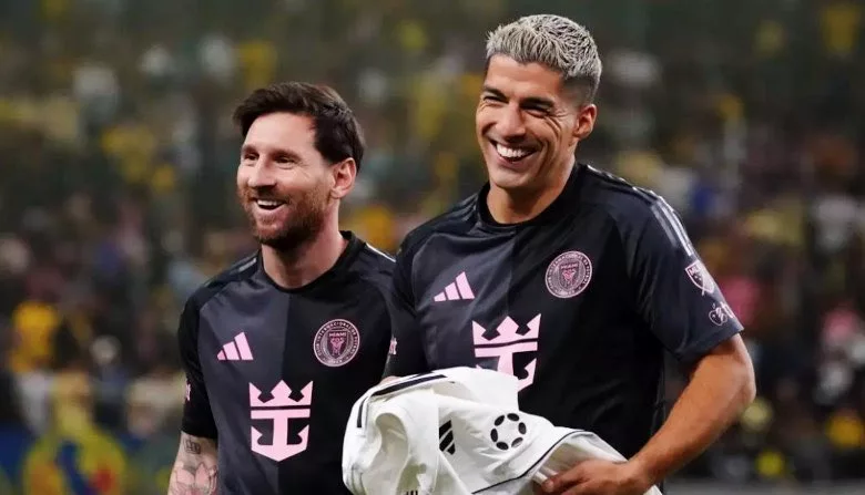 Las superestrellas mundiales Lionel Messi y Luis Suárez han presentado oficialmente el Deportivo LSM, un nuevo club que se sumará a la Divisional D del fútbol uruguayo. La noticia fue revelada este martes a través de un video conjunto en sus redes sociales, generando una ola de entusiasmo entre los aficionados.