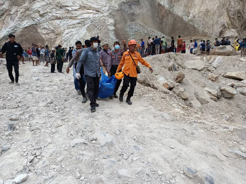 Derrumbe de cantera en Indonesia deja 14 fallecidos