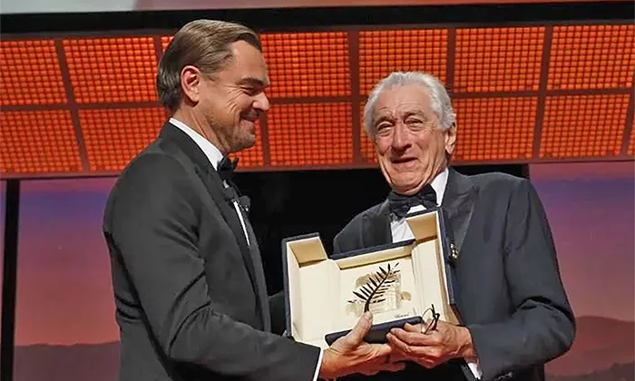 Leonardo DiCaprio entrega la Palma de Oro honorífica a Robert De Niro