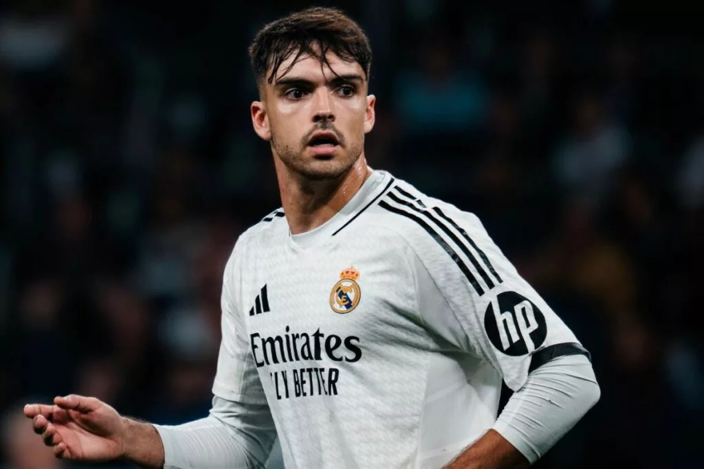 El Juzgado de Instrucción número 3 de San Bartolomé de Tirajana (Gran Canaria) ha dictado auto de procesamiento formal contra el jugador actual defensa del Real Madrid, Raúl Asencio, y sus excompañeros de las categorías inferiores del club blanco, Andrés García, Ferrán Ruiz y Juan Rodríguez. La decisión judicial se basa en la presunta grabación y difusión sin consentimiento de imágenes de contenido sexual de dos mujeres, una de ellas menor de edad en el momento de los hechos.