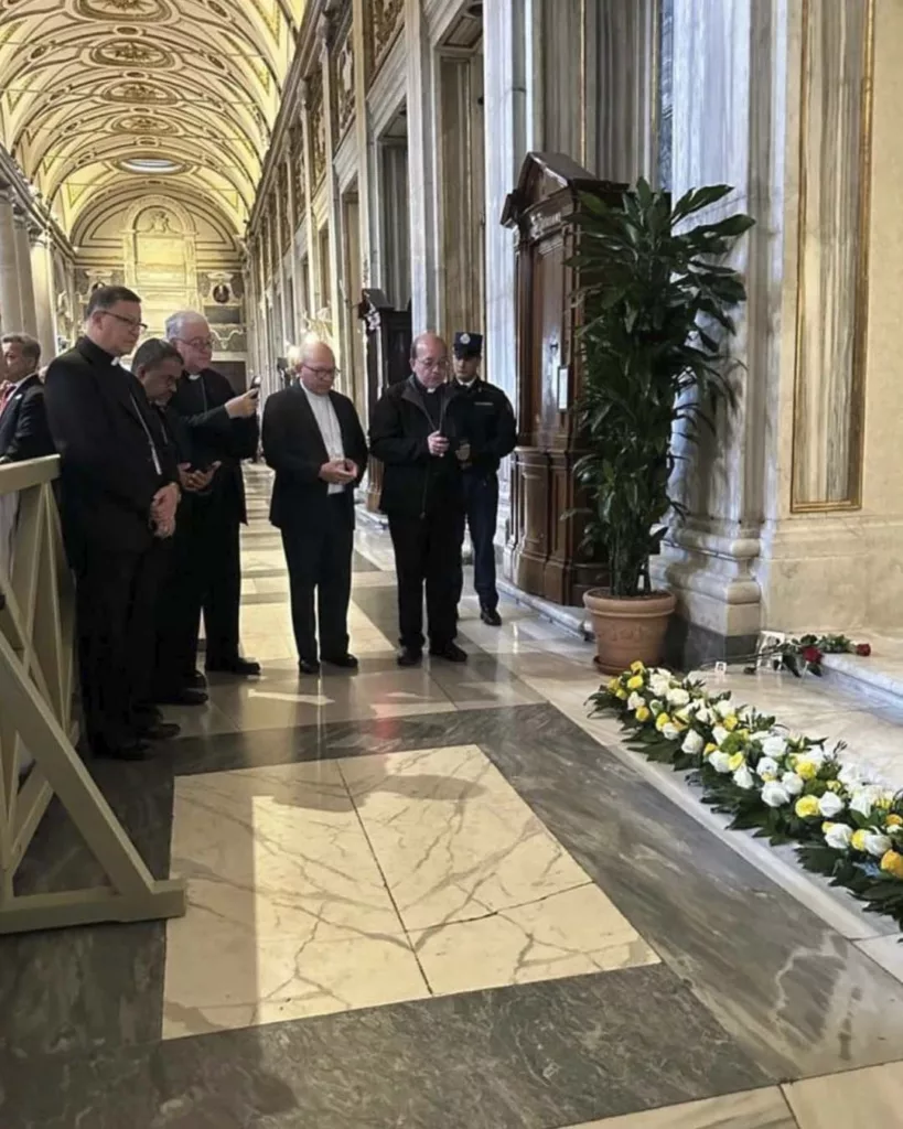 Representantes de la Conferencia Episcopal Venezolana (CEV) participaron hoy en la sexta misa del novenario ofrecido por el eterno descanso del Papa Francisco.