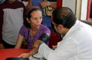 Médicos señalan peligros por automedicación con IA