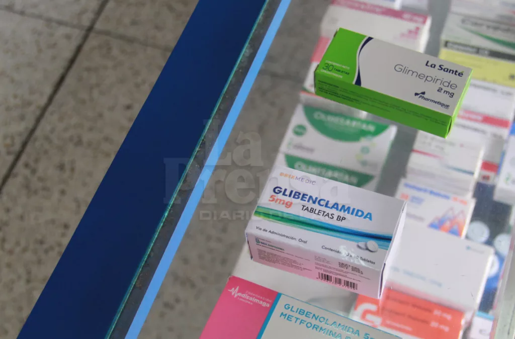 Médicos señalan peligros por automedicación con IA