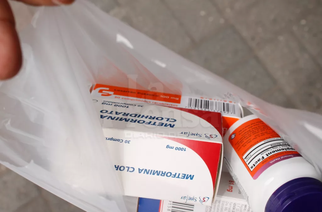 Médicos señalan peligros por automedicación con IA