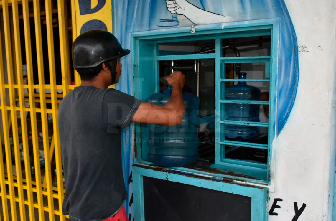 Recargas de botellones incrementan ante poca potabilización del agua