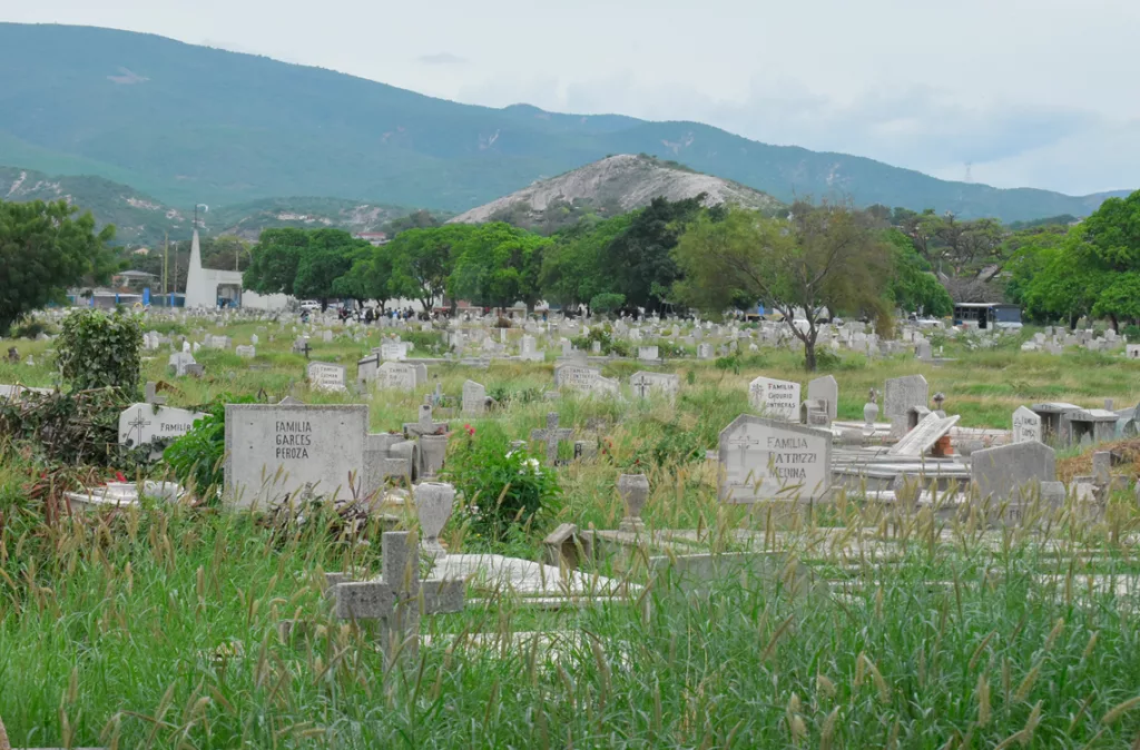 Familiares ayudan a limpiar las tumbas en el cementerio nuevo de Barquisimeto