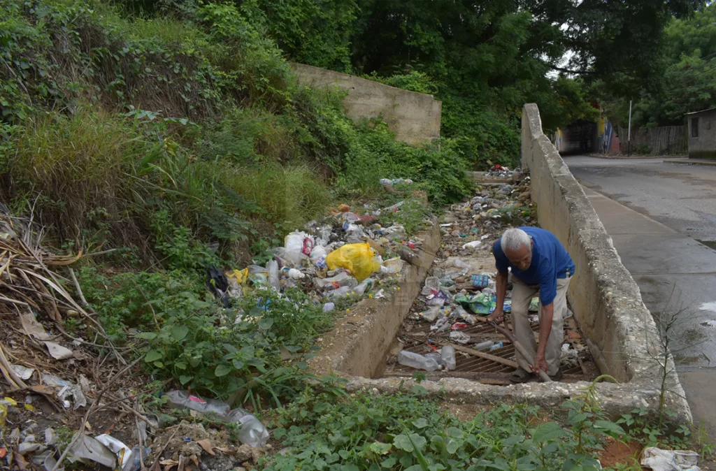 Comunidades de El Ujano adecúan drenajes para evitar inundaciones