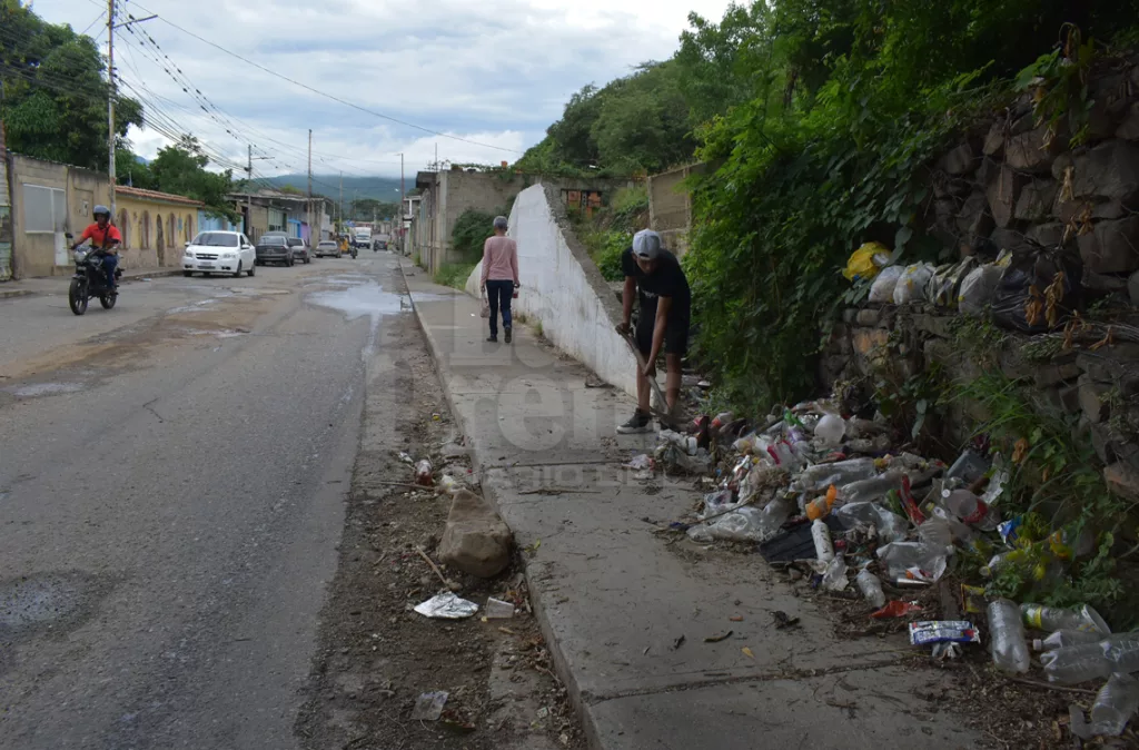 Comunidades de El Ujano adecúan drenajes para evitar inundaciones