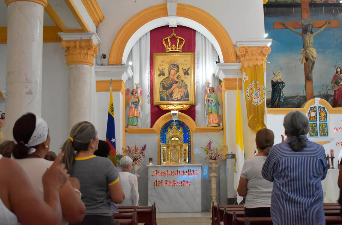 Iglesia católica invita a vivir la fiesta de la visitación coronando a la virgen