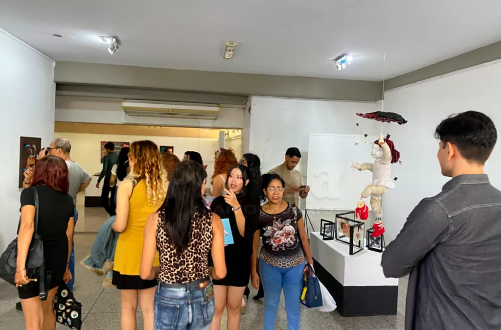 Estudiantes de arte muestran su talento con exposición de obras