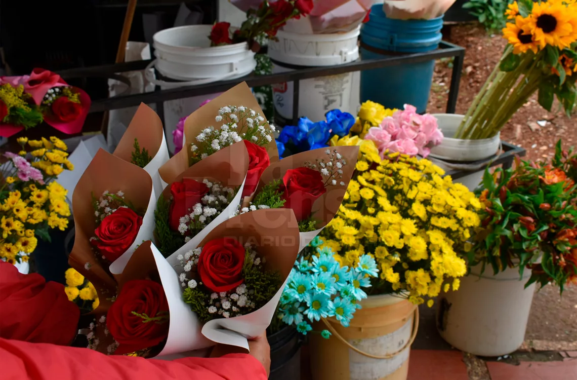 Floristas ofrecen variedad de precios para este día de las madres
