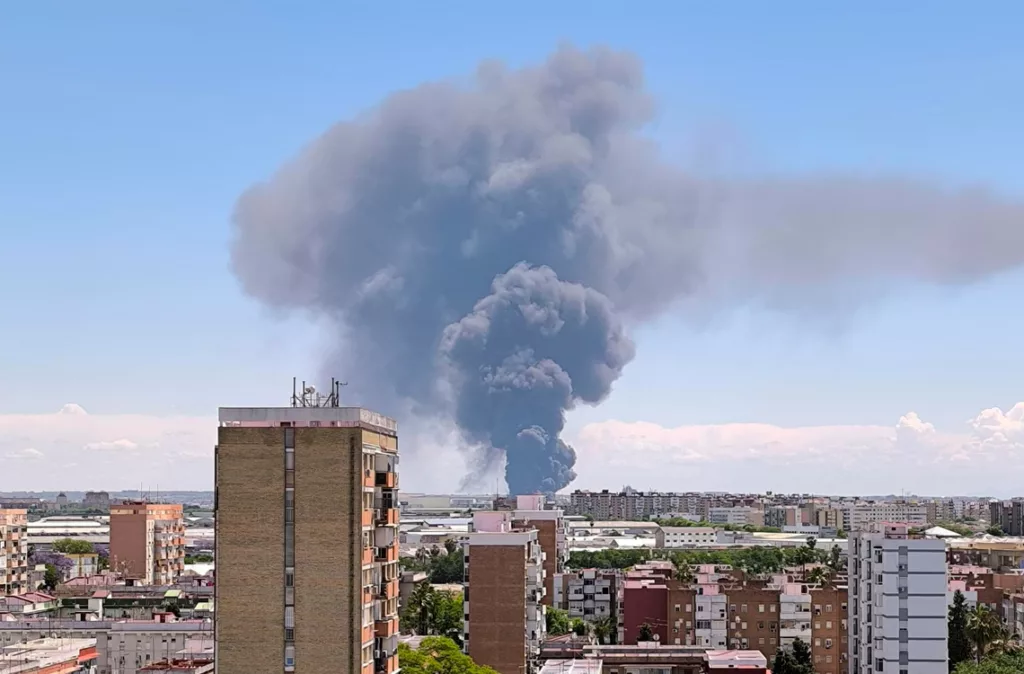 Incendio en planta química de Sevilla deja a 77.000 personas confinadas