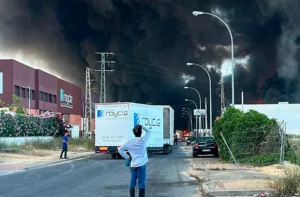 Incendio en planta química de Sevilla deja a 77.000 personas confinadas