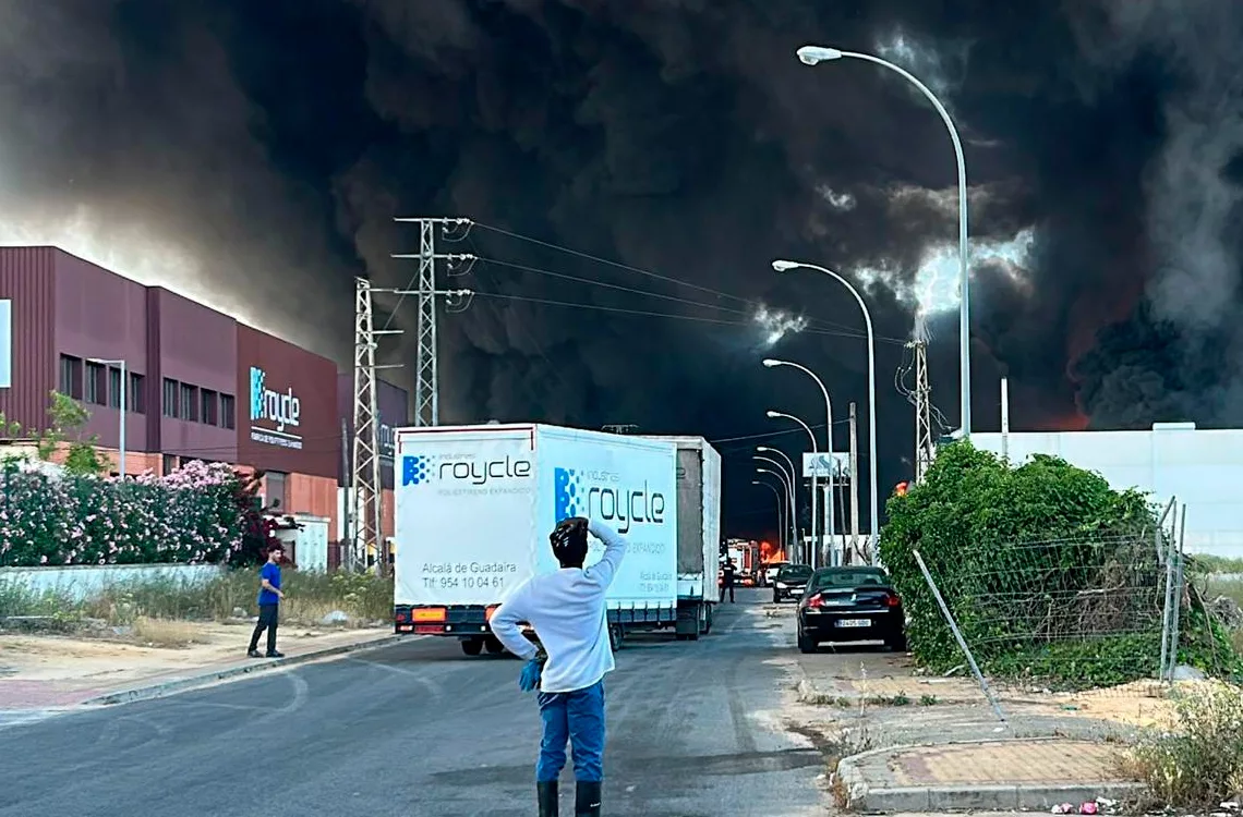 Incendio en planta química de Sevilla deja a 77.000 personas confinadas