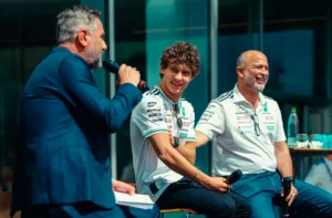 Piloto italiano Kimi Antonelli de 18 años llevó a sus compañeros de clase al GP de Imola