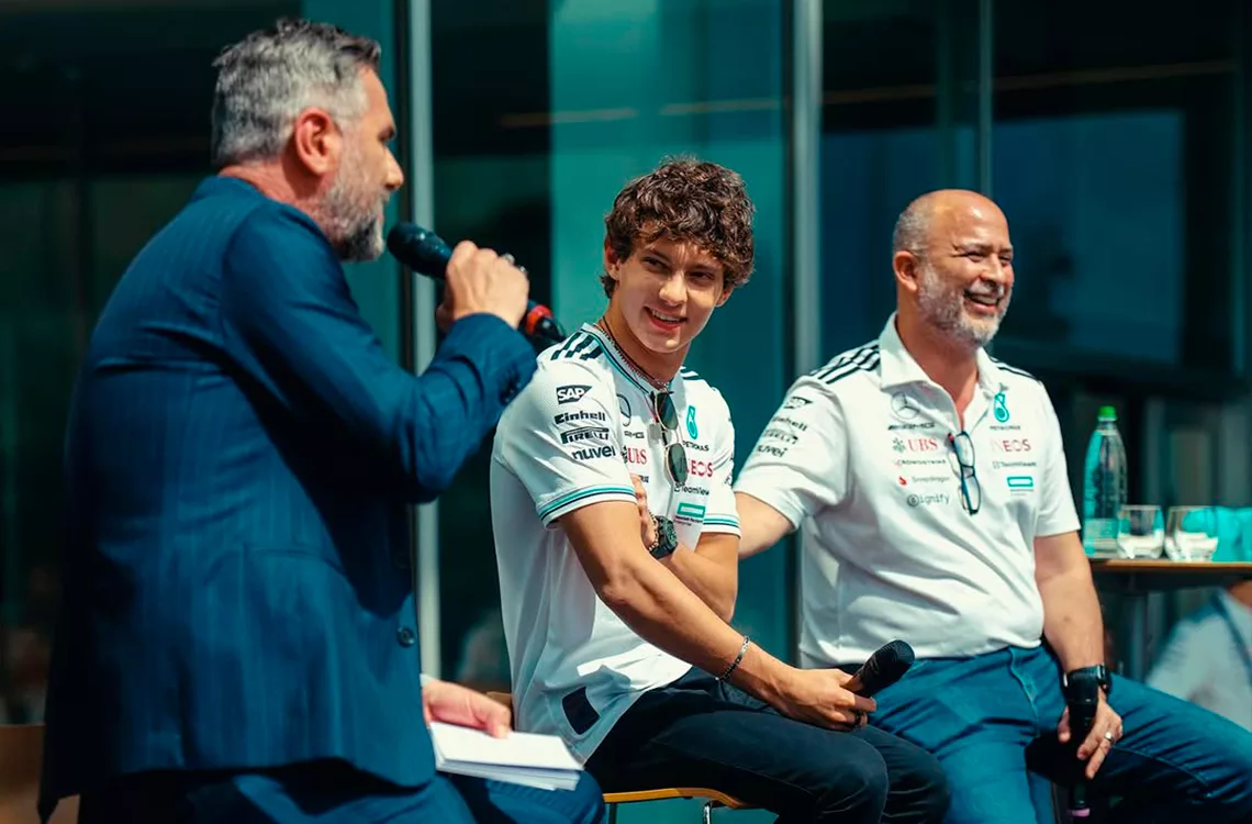 Piloto italiano Kimi Antonelli de 18 años llevó a sus compañeros de clase al GP de Imola