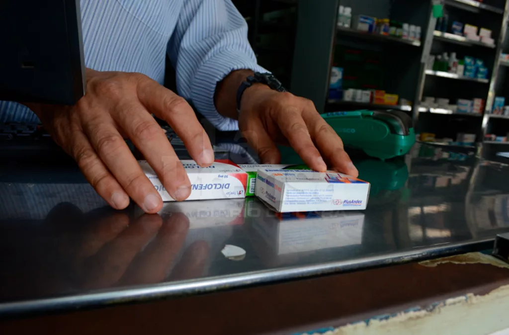 Especialistas advierten el peligro del comercio ilegal de medicinas en la frontera