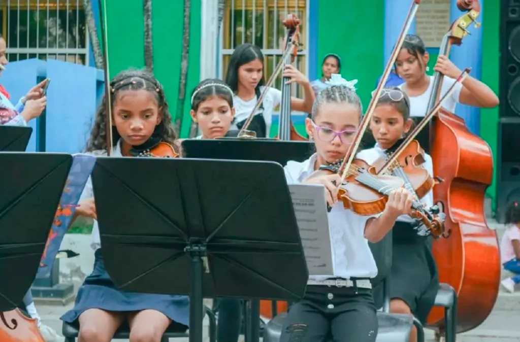 Especialistas instan a padres a tener mayor atención con la música que consumen sus hijos