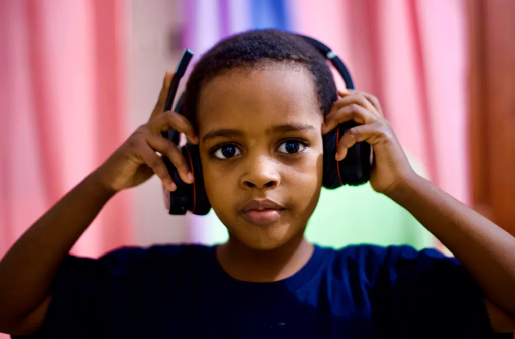 Especialistas instan a padres a tener mayor atención con la música que consumen sus hijos