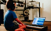 Especialistas instan a padres a tener mayor atención con la música que consumen sus hijos