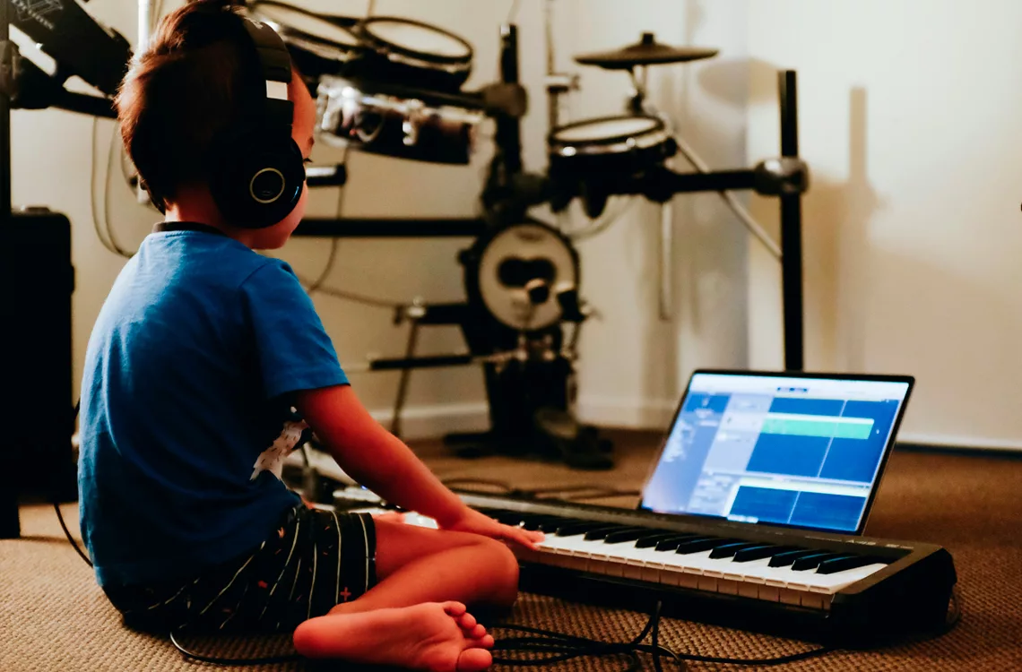 Especialistas instan a padres a tener mayor atención con la música que consumen sus hijos