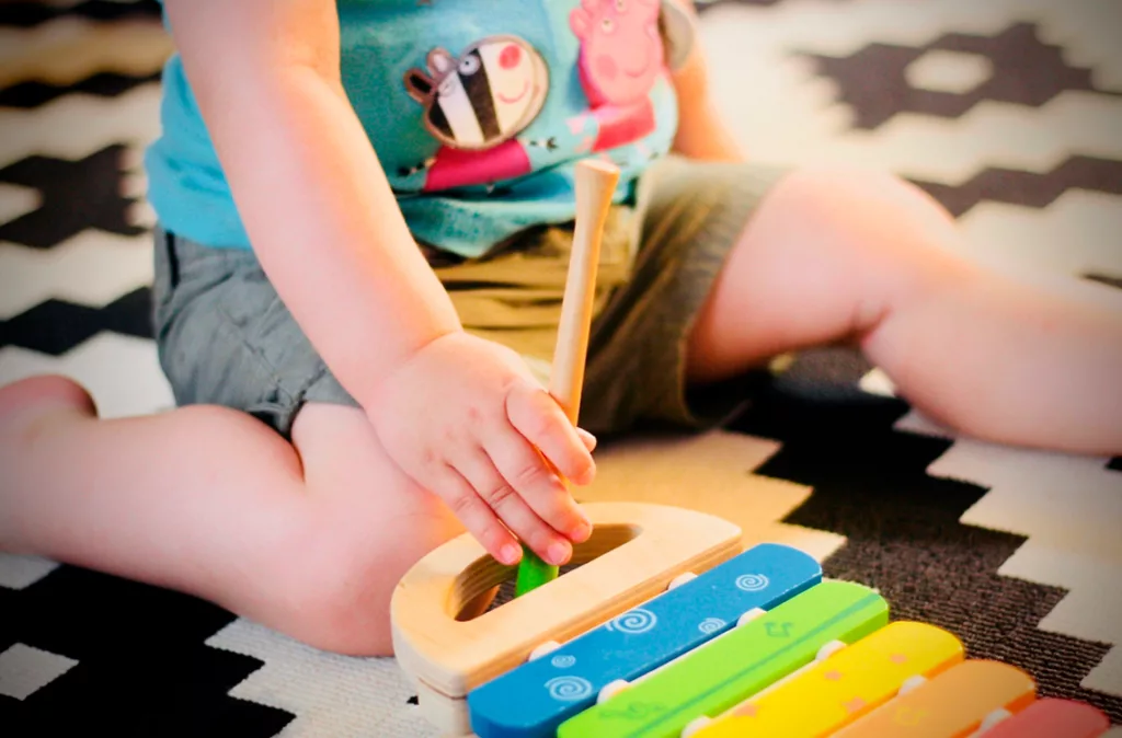 Especialistas instan a padres a tener mayor atención con la música que consumen sus hijos
