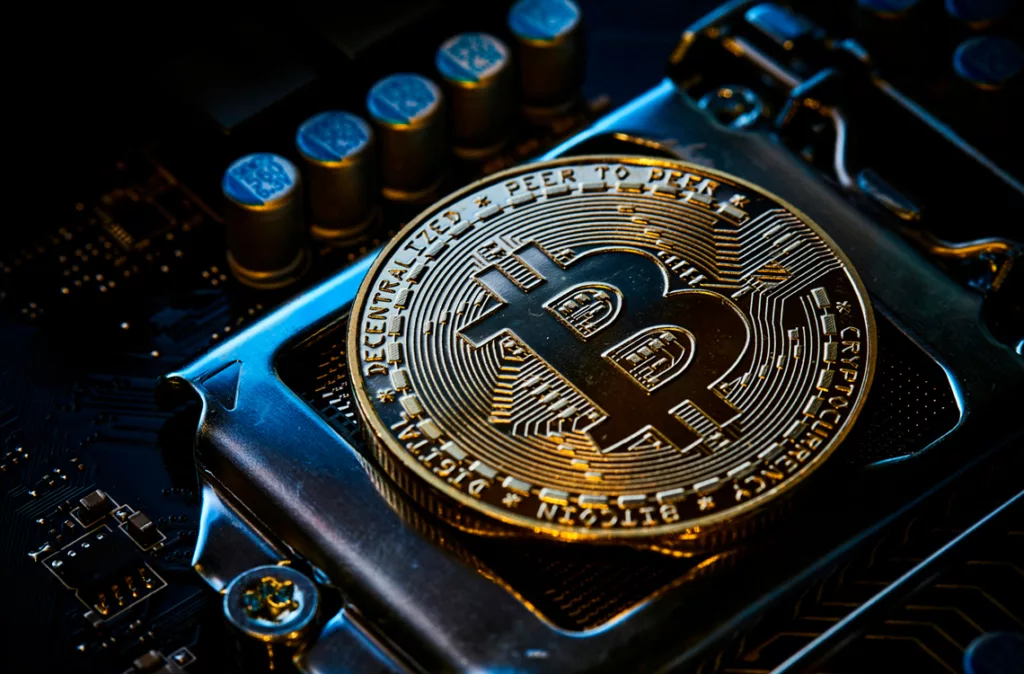 Desmantelan a dos bandas por estafa con criptomonedas