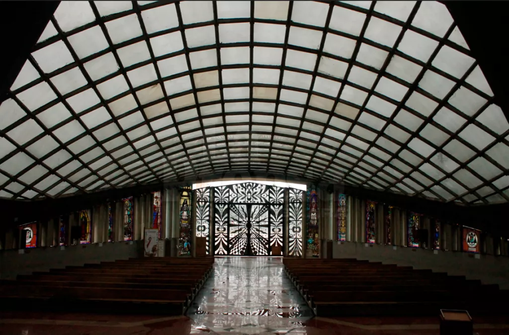 Fieles piden reparar el techo de la catedral de Barquisimeto