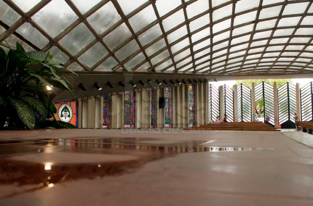 Fieles piden reparar el techo de la catedral de Barquisimeto