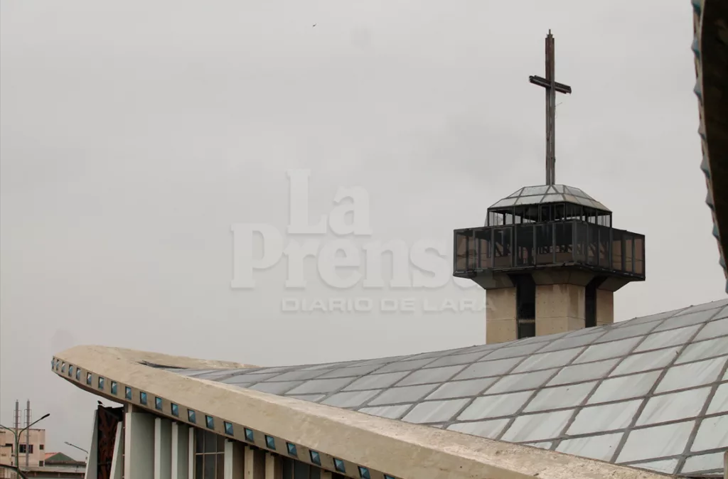 Fieles piden reparar el techo de la catedral de Barquisimeto