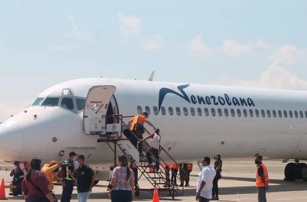 Derogan prohibición de viajar con cédula vencida en vuelos nacionales