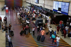 Derogan prohibición de viajar con cédula vencida en vuelos nacionales