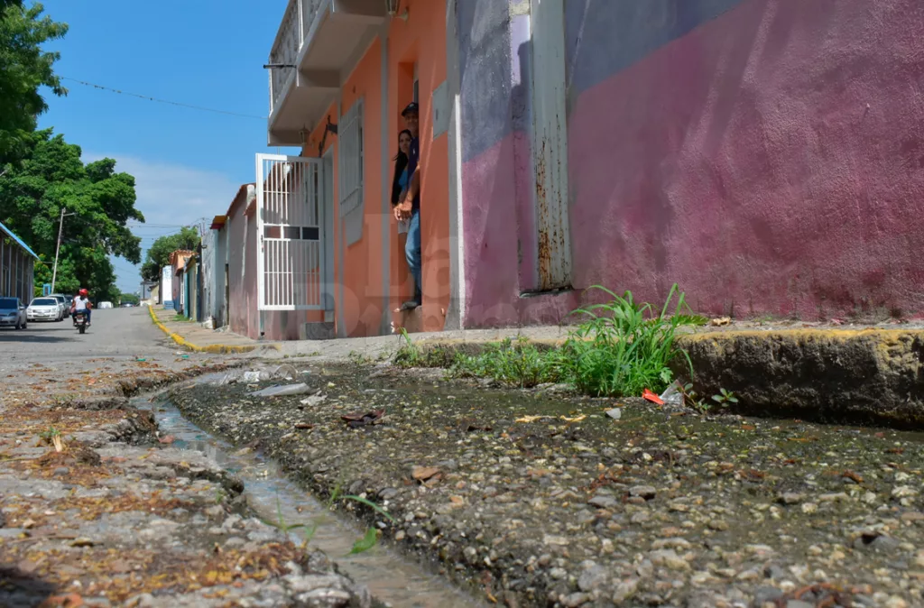 Colapso de cloacas perjudica a los habitantes de San Juan