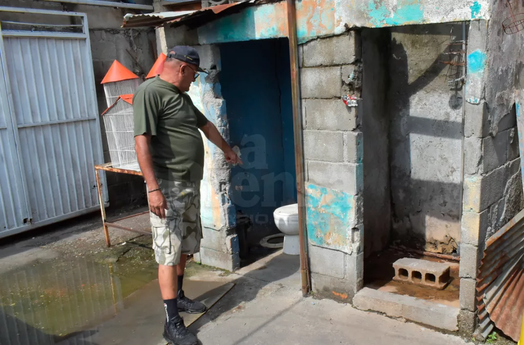 Colapso de cloacas perjudica a los habitantes de San Juan