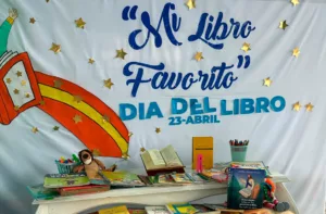 Realizan exposición de libros en el Colegio Santísimo