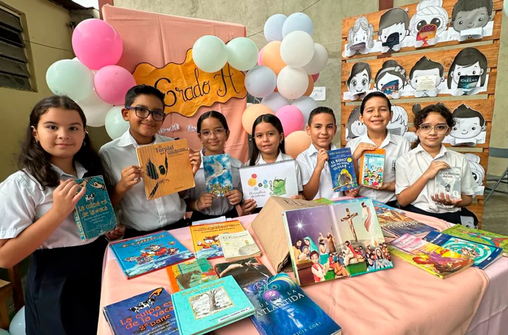 Realizan exposición de libros en el Colegio Santísimo