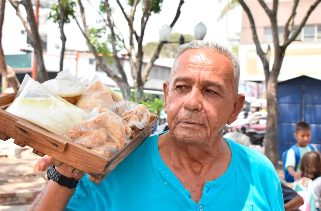 Comerciantes informales optan por nuevas estrategias para subir ventas